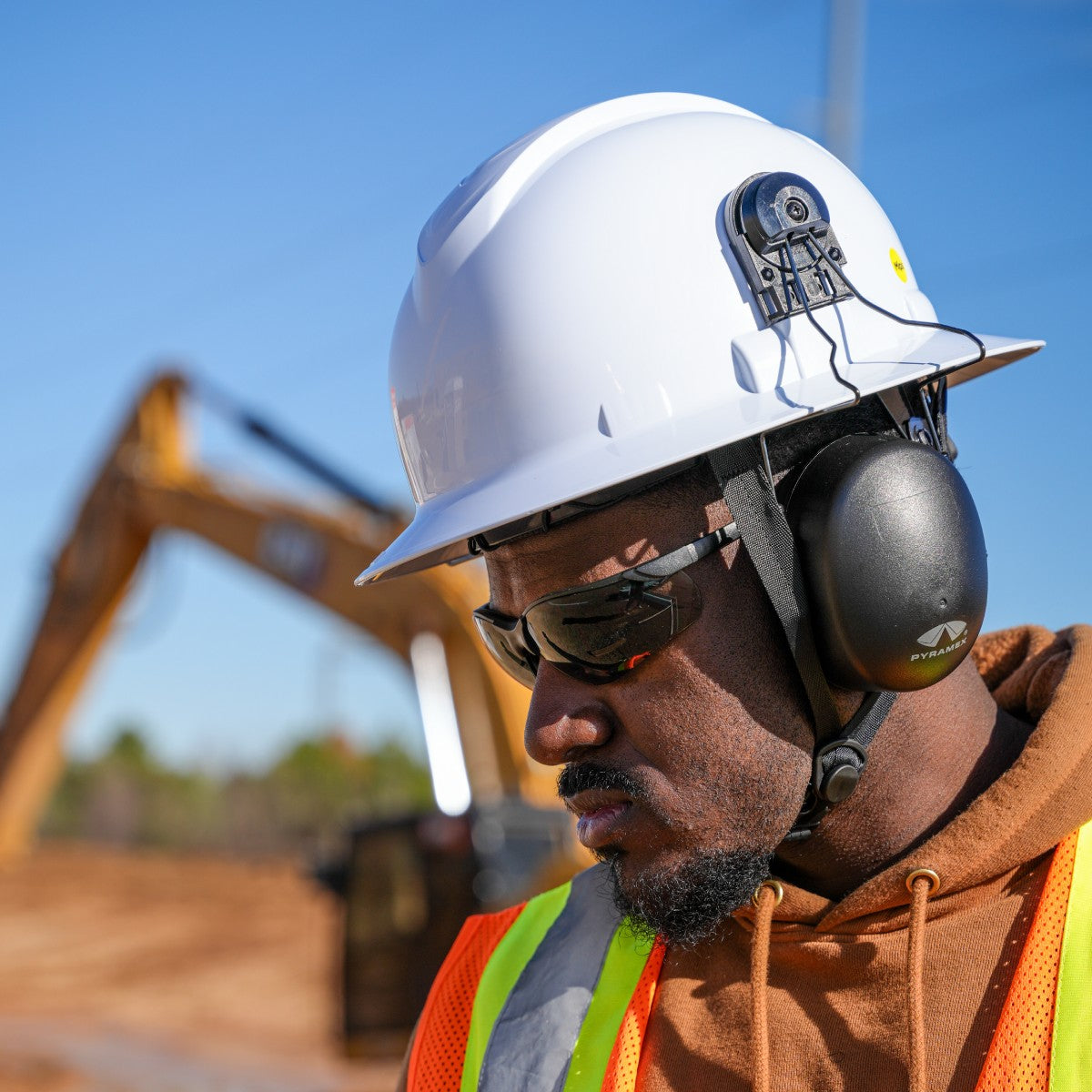 Pyramex Full Brim Hat Mounted Earmuffs, NRR 23dB, CMFB6010, Black Pyramex Full Brim Hat Mounted Earmuffs, NRR 23dB, CMFB6010, Black